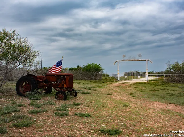 1184 Private Road 1688, Moore, TX 78057