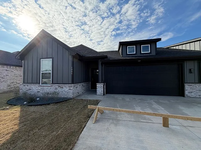 3 bed, 1381 sqft, $1,850 — Photo 1