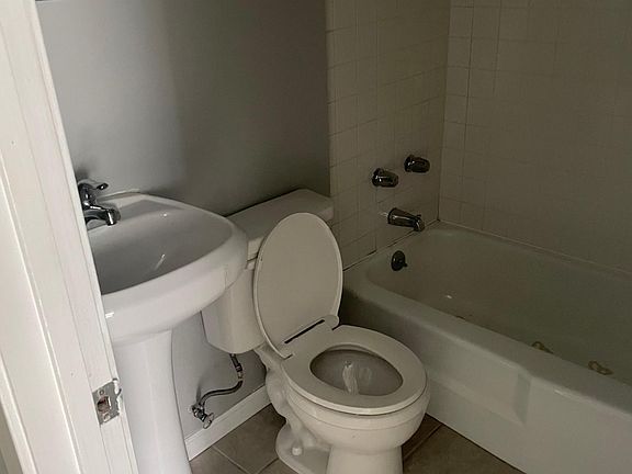 5th image of 7956 S Peoria St #2