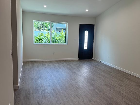 4th image of 16055 Gledhill St