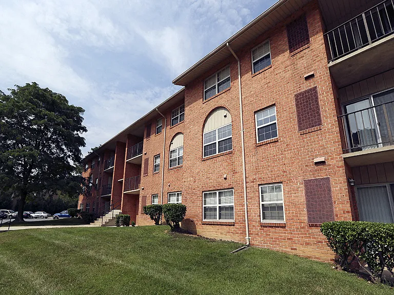 Seminary Roundtop Apartments front exterior