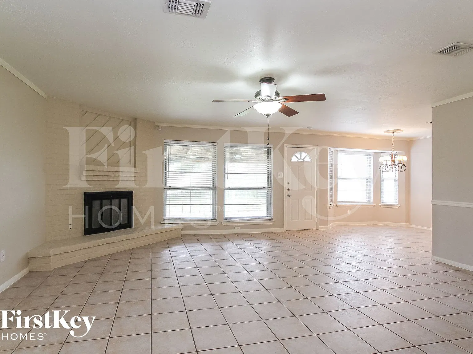 3 bed, 2.0 bath, 1357 sqft, $2,065 — Photo 3