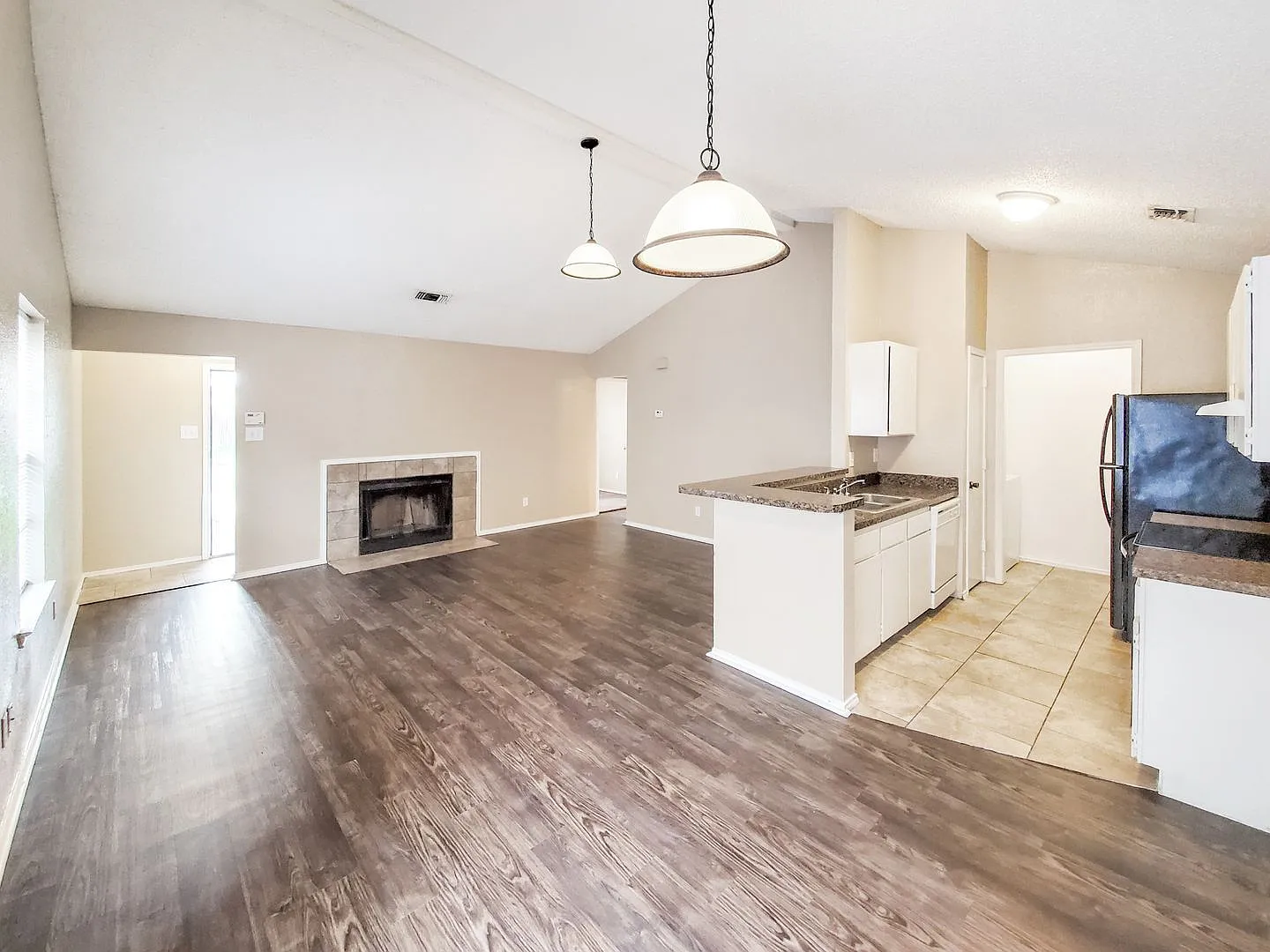 2 bed, 1.0 bath, 1067 sqft, $1,300 — Photo 3