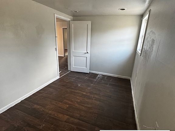 4th image of 2401 SW E Ave