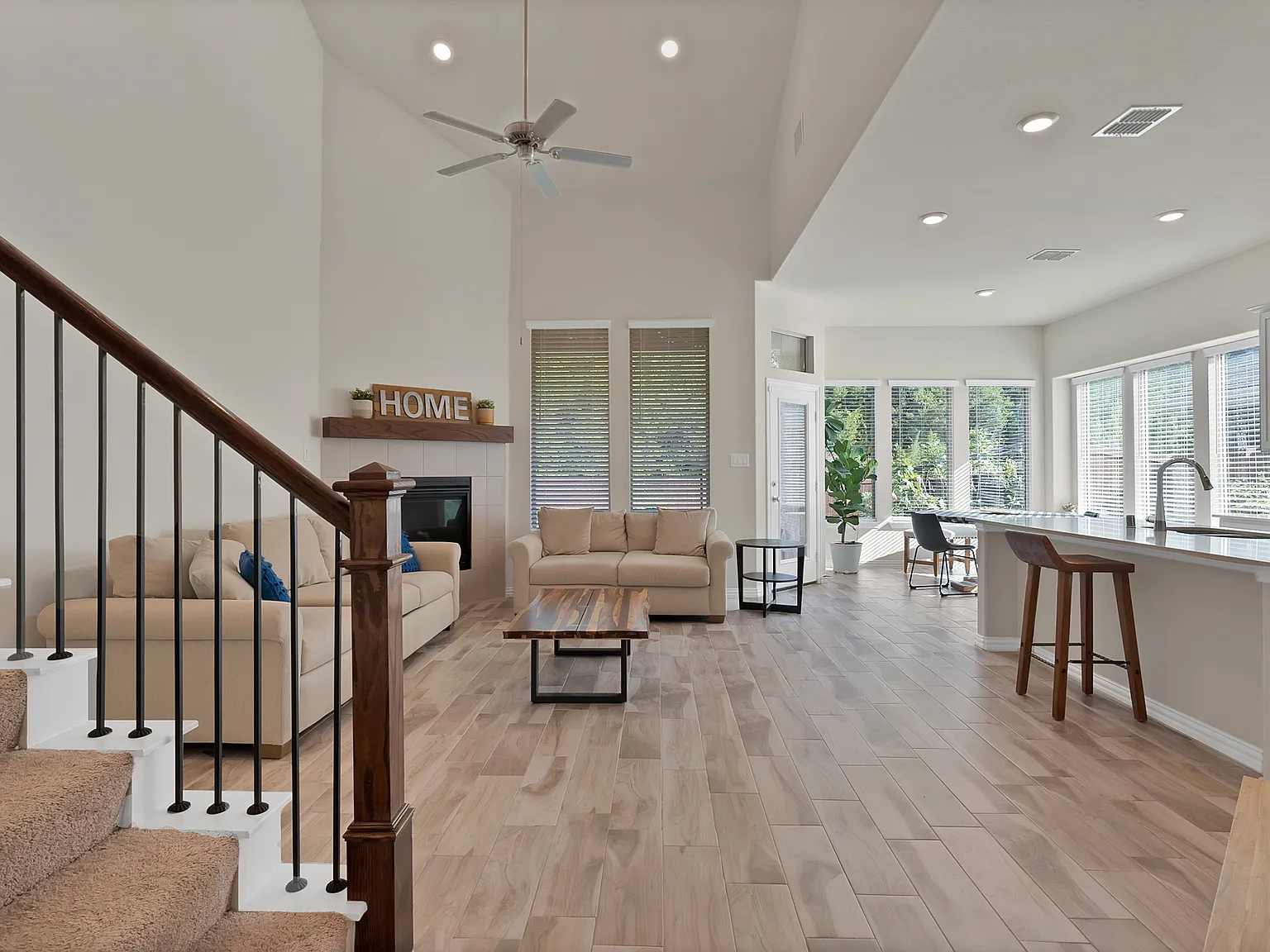 4 bed, 3.5 bath, 3549 sqft, $4,000 — Photo 2