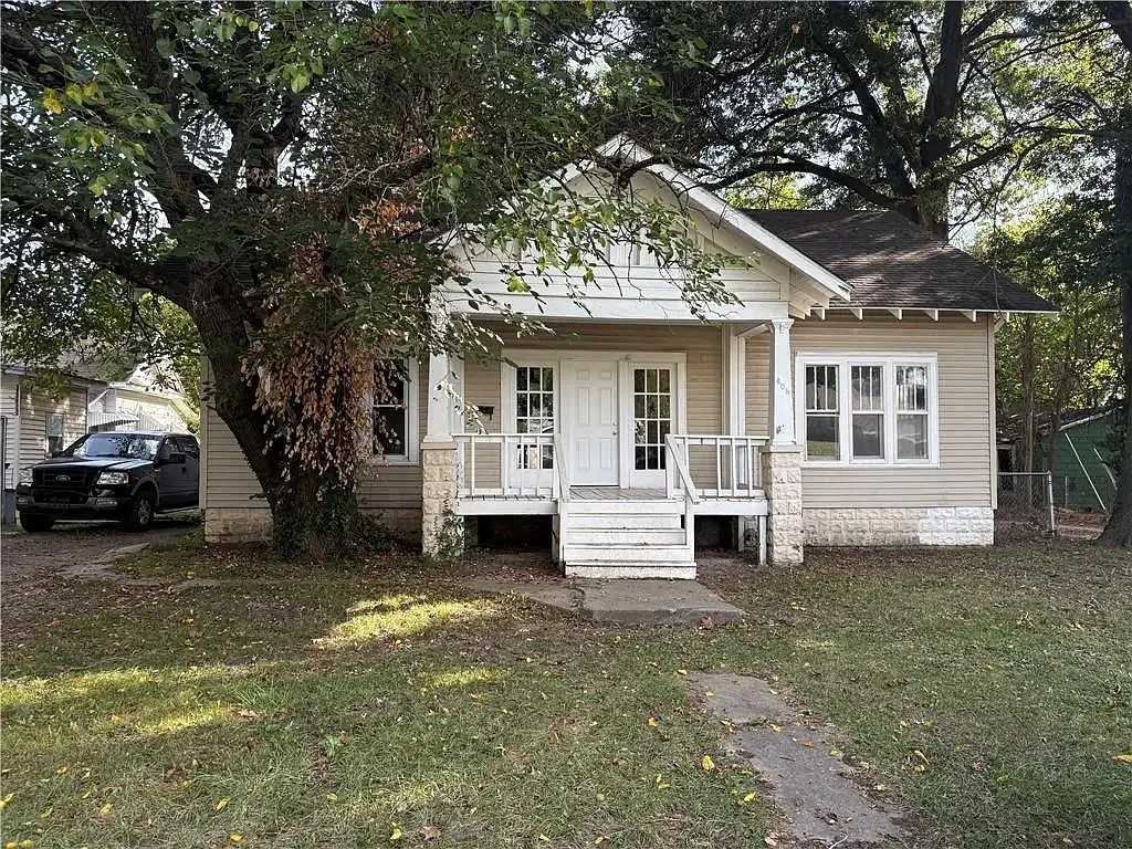 Well-maintained, professionally managed 3 bed, 1.5 bath home — Photo 1