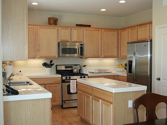 Kitchen w/maple cabinets, stainless steel appliances 