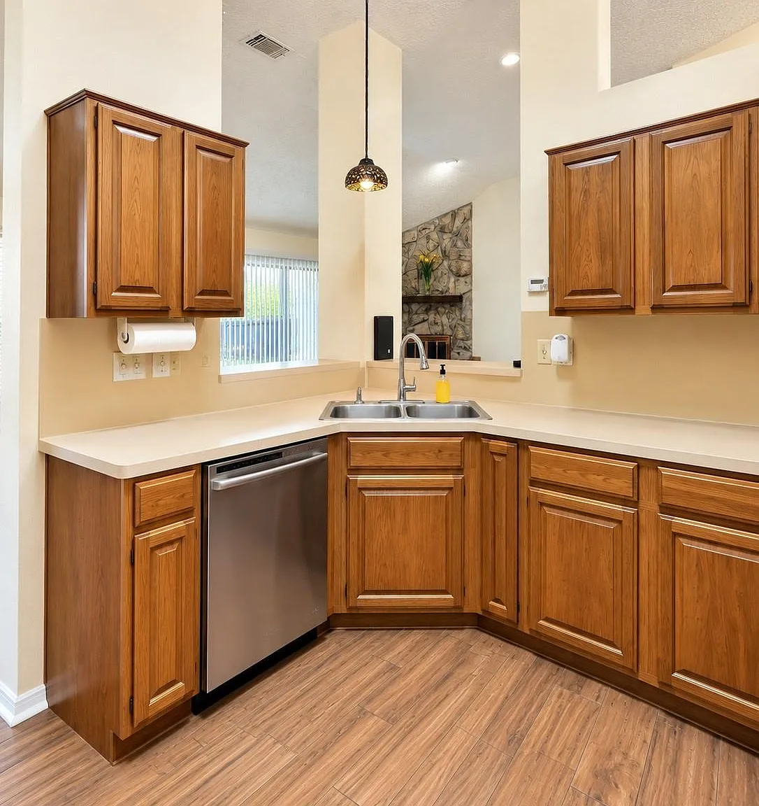 3 bed, 2.0 bath, 1617 sqft, $1,875 — Photo 3