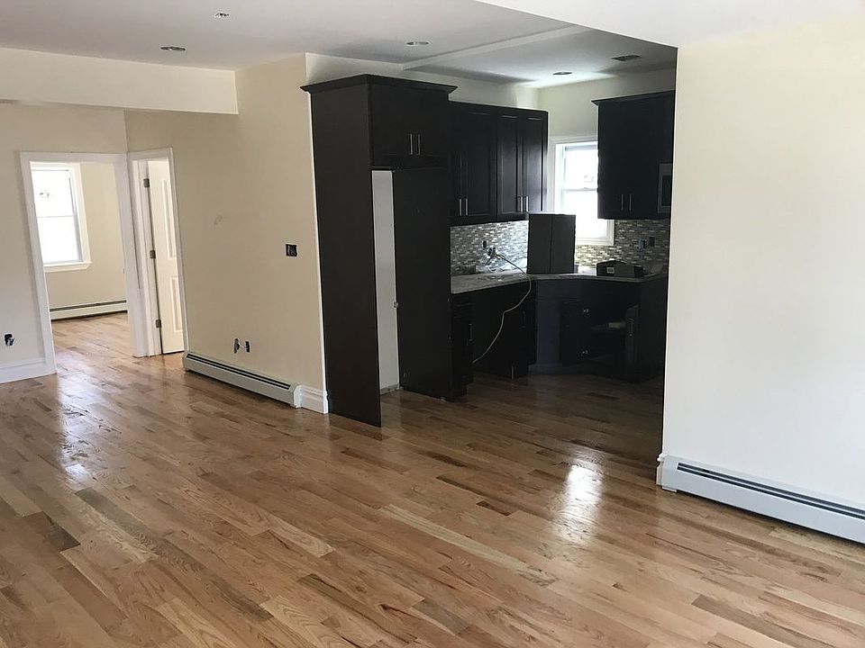 1st image of 10981 142nd St