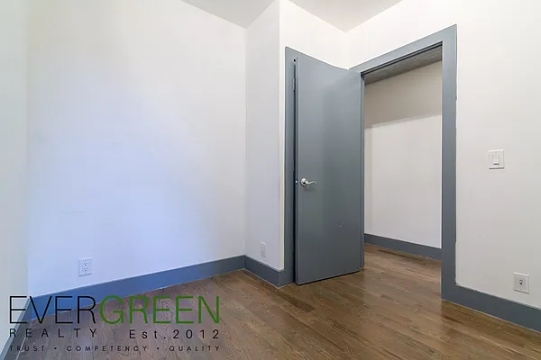 Rented by Evergreen Apartments BK | media 14