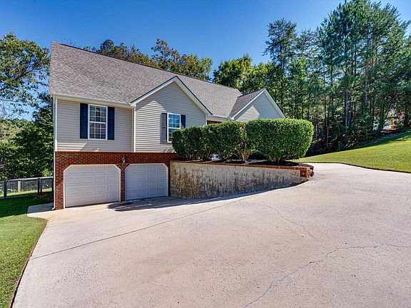 2nd image of 127 Hidden Oaks Dr