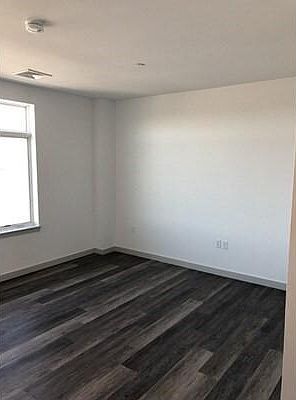 4th image of 180 Telford St #507