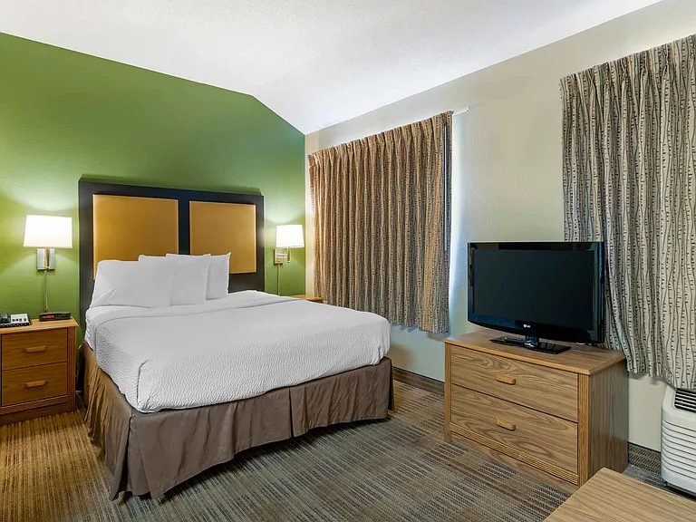 Deluxe Studio - 1 Queen Bed