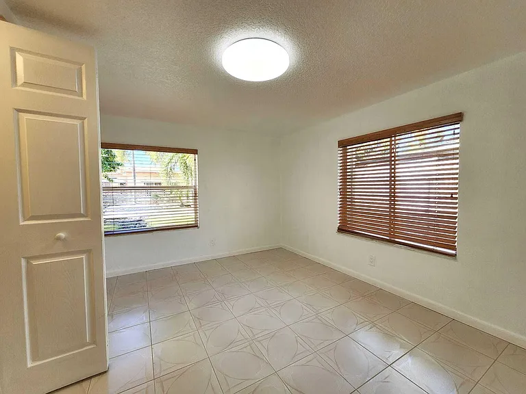 617 NE 8th Ave — Photo 33