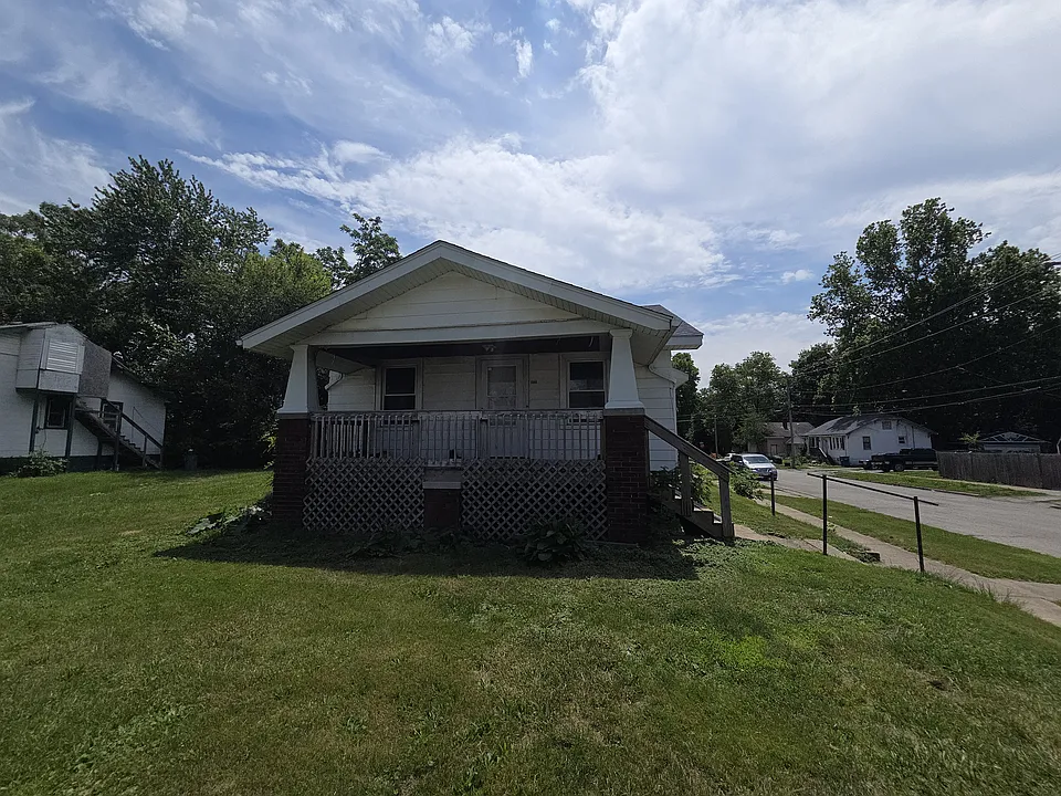 1705 E North St