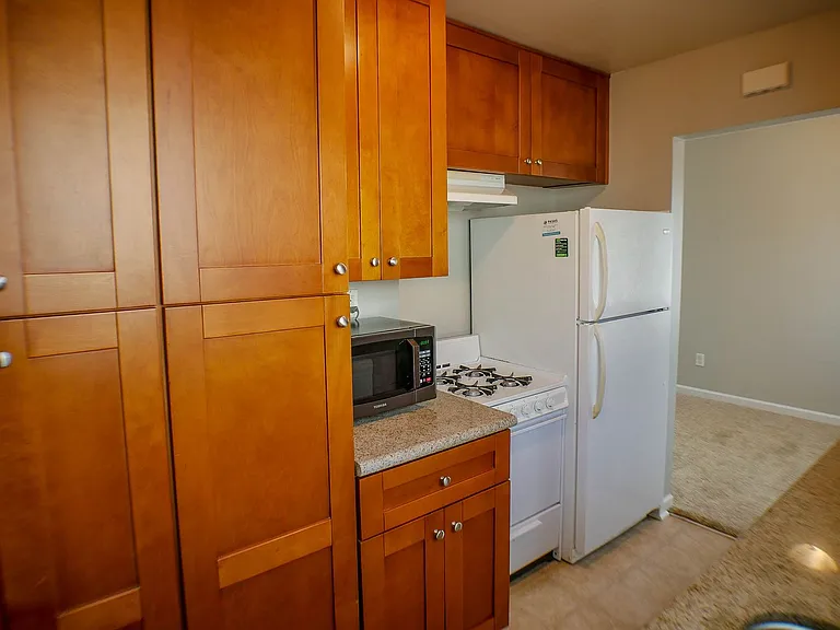 810-812.5 Niantic Ct — Photo 12