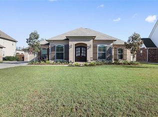 205 Poinsettia Dr, Belle Chasse, LA 70037