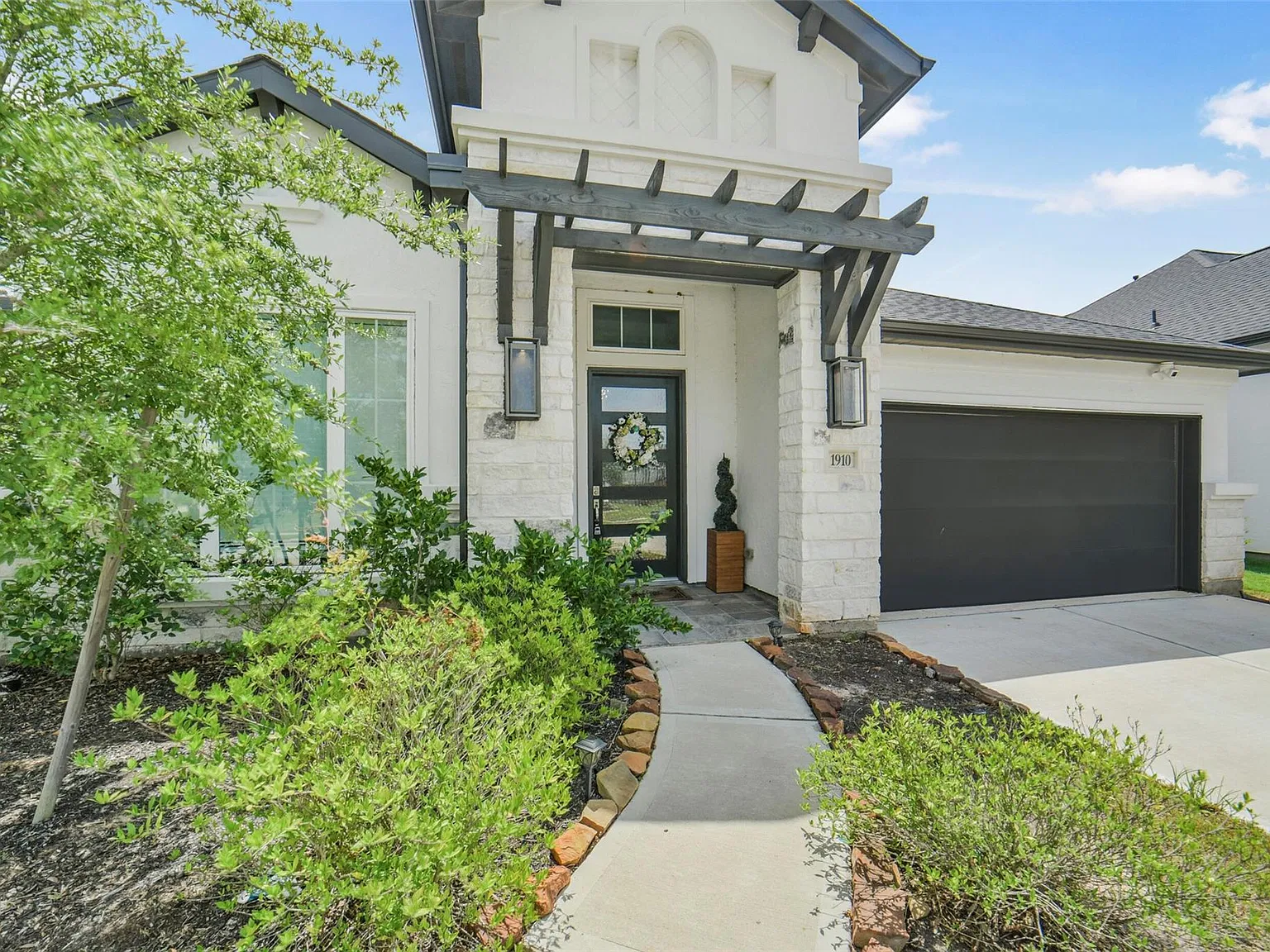 4 bed, 3.5 bath, 2803 sqft, $3,500 — Photo 3