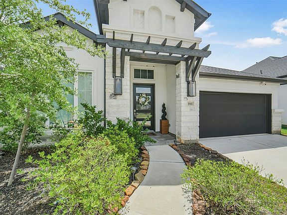 3rd image of 1910 Longcroft Ln