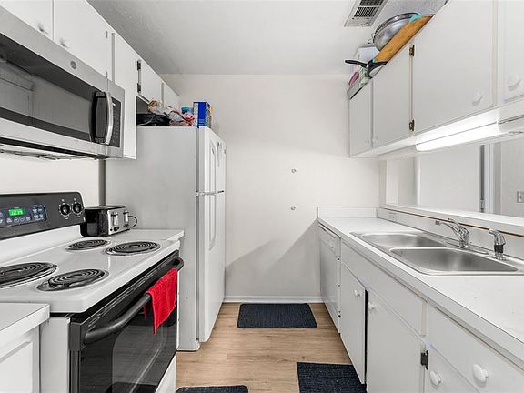 4th image of 4000 SW 23rd St APT 2-303