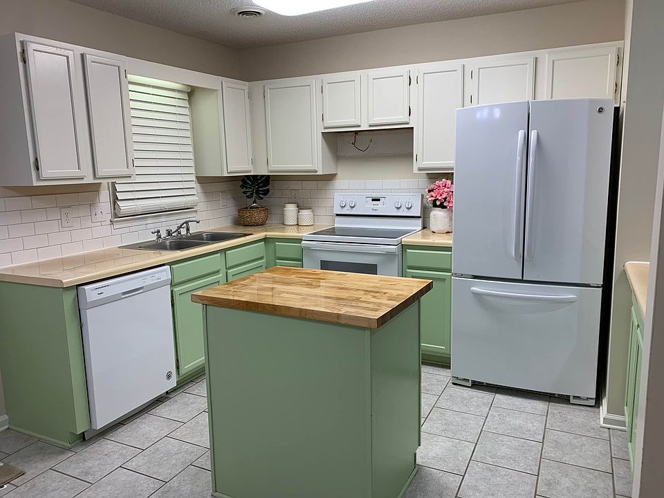 2nd image of 605 Cherry Laurel Ct