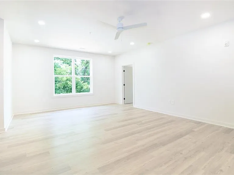 260 Martha Dr — Photo 1