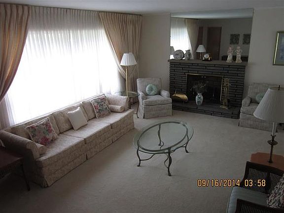 3rd image of 5 Roslyn Dr