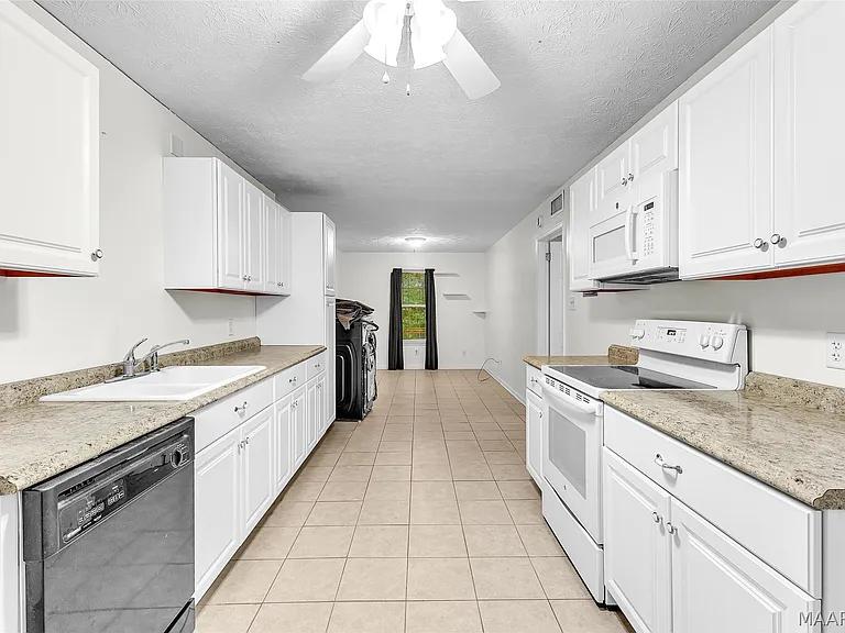 140 Livingston Cir — Photo 36