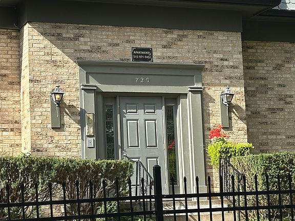 3rd image of 730 17th St APT 11