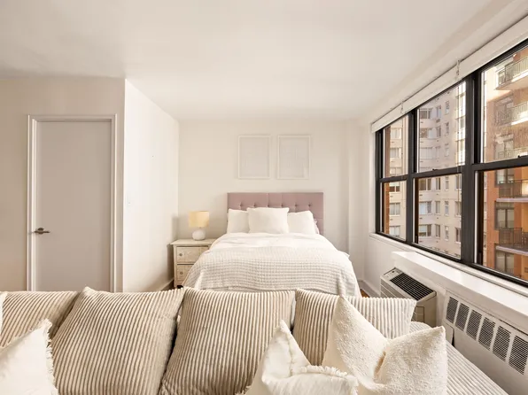 209 East 56th Street image 2 of 5