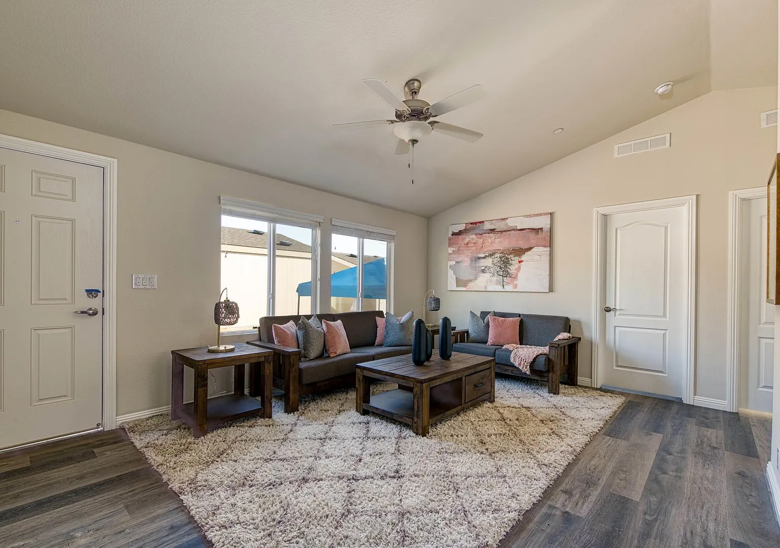 Remodeled Modern 3 Bed/2 Bath National City-Move in Promotion! — Photo 3