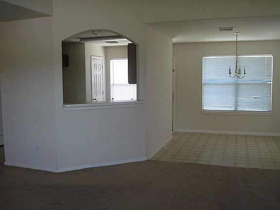 BIG BREAKFAST ROOM PASS THRU FROM KITCHEN TO FAMILY ROOM