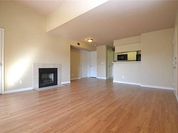 3rd image of 300 Lakepointe 301 Dr