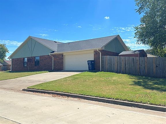 3rd image of 1905 Chandler Cir