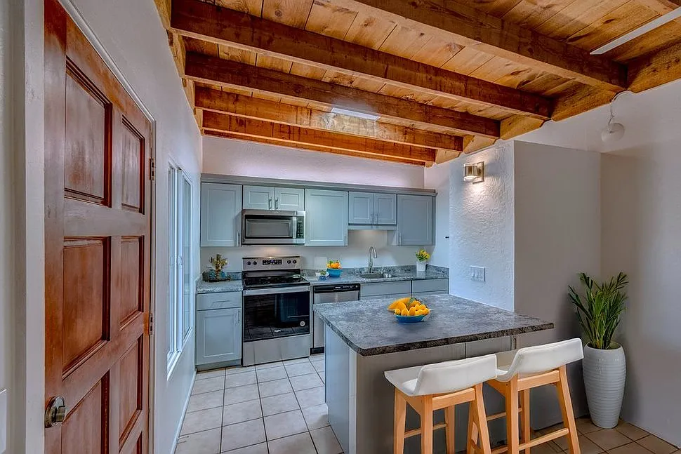 2 bed, 850 sqft, $1,350 — Photo 2