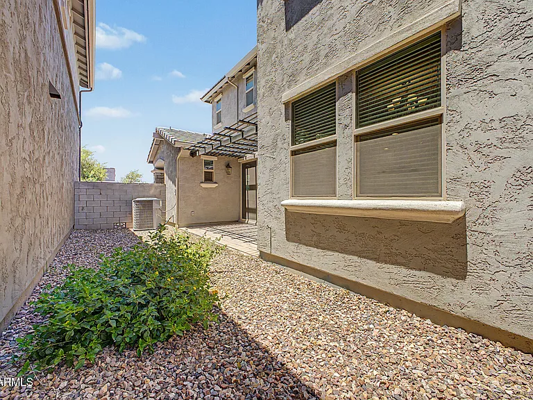 2511 S Entwistle St — Photo 30