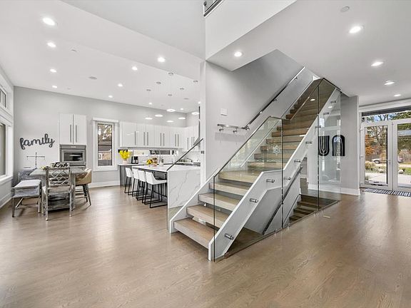 5th image of 1341 Pfingsten Rd