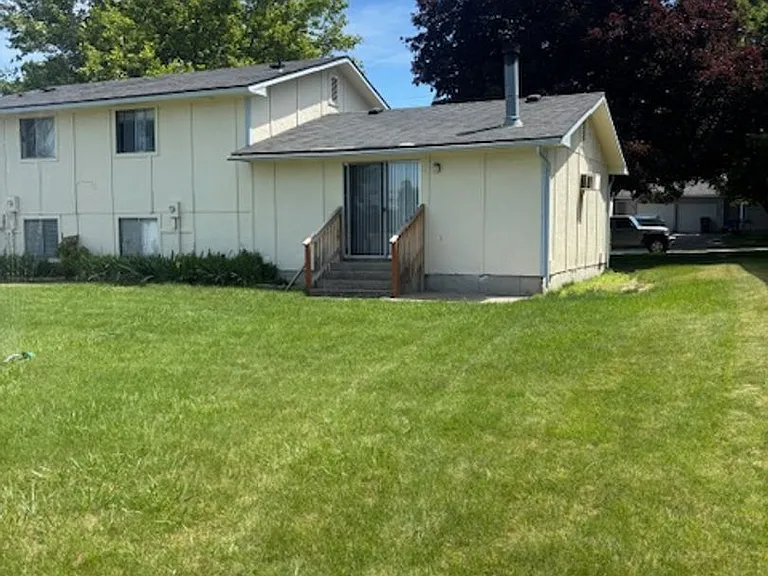 618-20 S Century Ct — Photo 2
