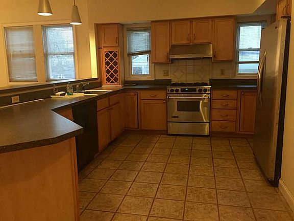 5th image of 94 Wyndham Ave