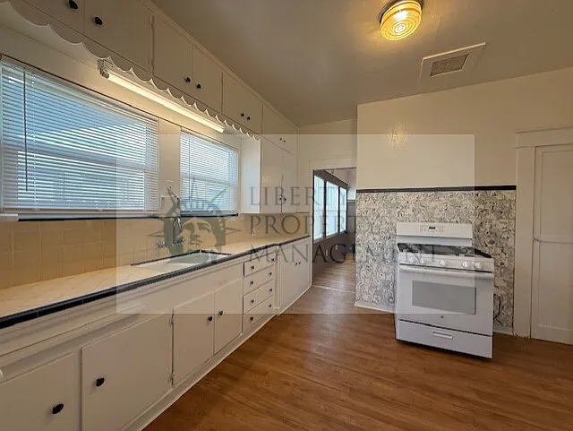 115 W Maple St — Photo 9