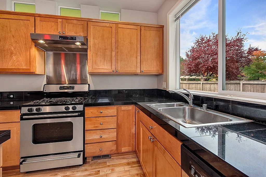 4 bed, 1990 sqft, $4,300 — Photo 3