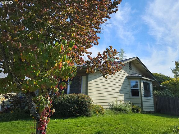 3rd image of 1523 NW Thompson Way
