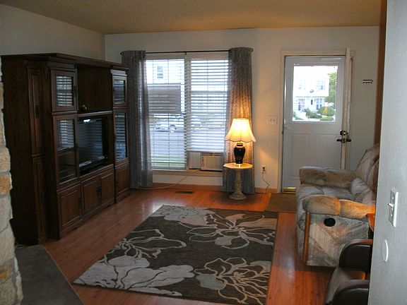 Nice living room/fireplace