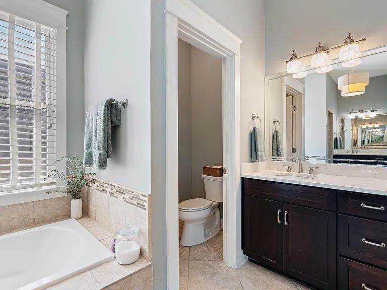 1109 Lawrence Ave — Photo 15