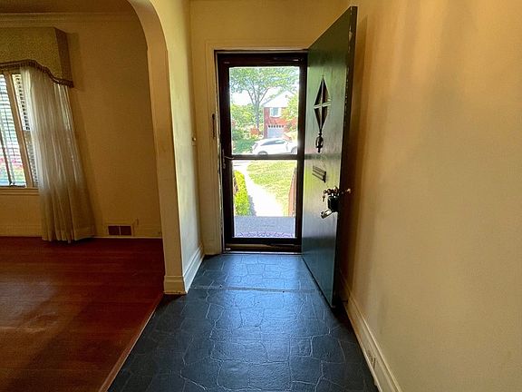 3rd image of 136 Grove Park Cir