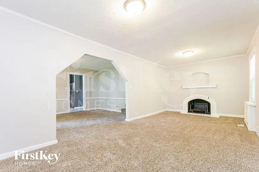 4 bed, 1.5 bath, 1958 sqft, $2,100 — Photo 3
