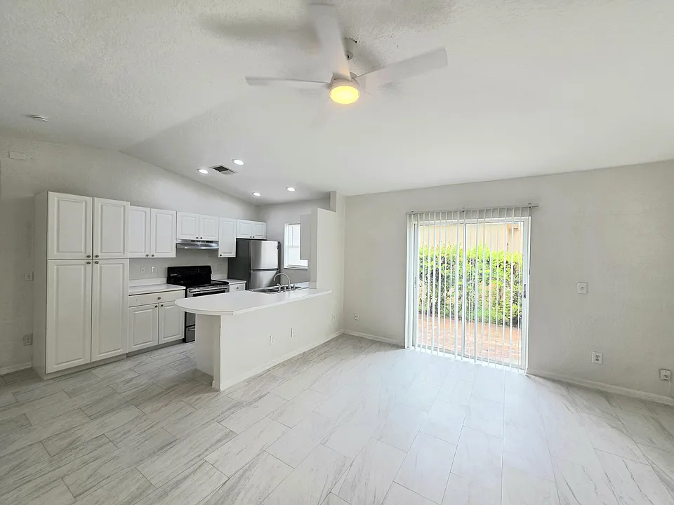 569 E Ridge Cir N