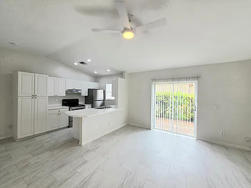 569 E Ridge Cir N Photo 1