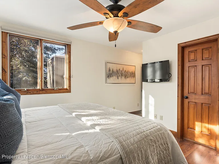 374 Meadow Ranch Dr — Photo 14