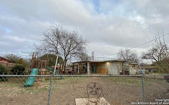 5th image of 403 Erskine Pl